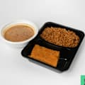 Nasi met bruine bonen veganistisch met veganistische pom