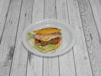 Mega Arepa Carne Deshilachada