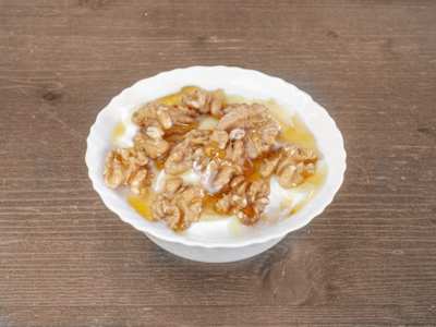 Yogur Natural Casero con Miel y Nueces
