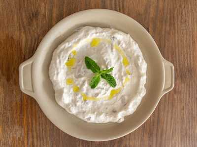 Mutabal con Pan de Pita, Plato