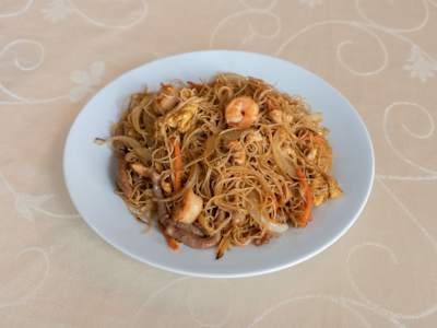 Fideos de Arroz Fritos con Tres Delicias