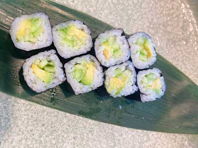 Maki Aguacate con Pepino