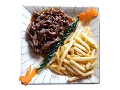 Ternera con Patatas Fritas en Salsa