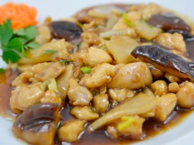 Pollo con Bambú y Setas Chinas