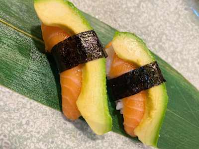 Sushi Salmón con Aguacate