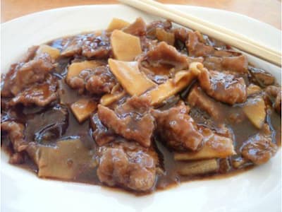 Ternera con Bambú y Setas Chinas