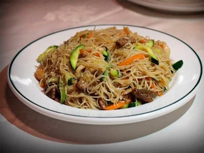 Fideos de Arroz con Tres Delicias