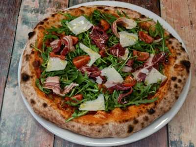 Pizza Jamón Serrano y Parmesano