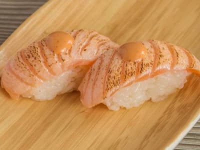Salmon flambado Con Salsa Kimichi