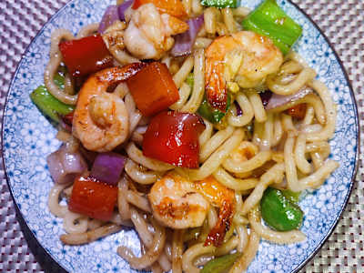 Yaki udon con gambas