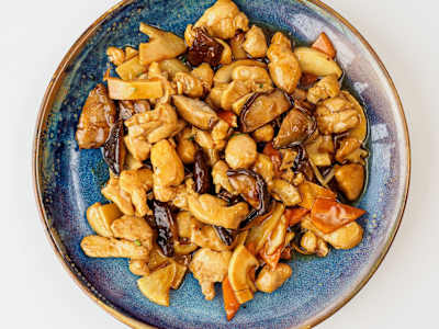 Pollo con bambú y setas