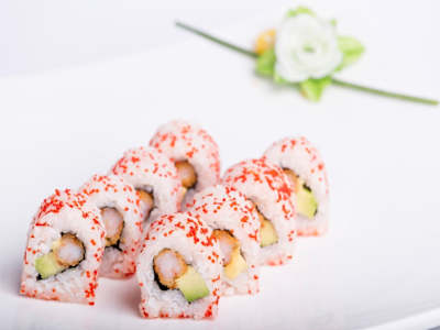 Uramaki Tempura de Langostino, Aguacate con Salsa Yuzu