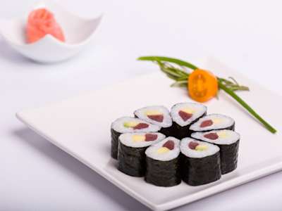 Maki Atún y Aguacate