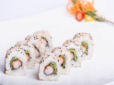 Uramaki Tempura de Langostino con Teriyaki