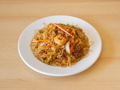 Fideo de Arroz Frito con Tres Delicias