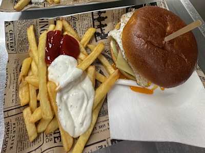 1 Hamburguesa Completa + Patatas + Bebida 0.33L