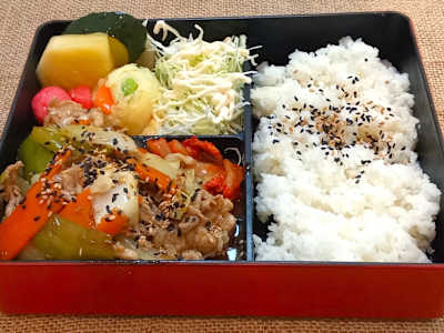 Bento Box de Shoga-yaki (panceta de cerdo salteada al jengibre)