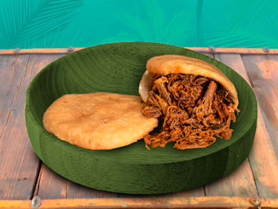 Arepa con Carne Mechada