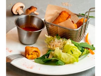 Croquetas caseras de boletus acompañadas de salsa de tomate a las finas hierbas