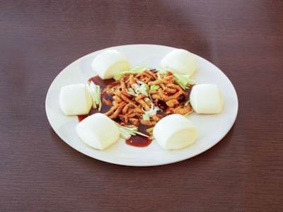 Cerdo con Salsa Kin con Pan Chino