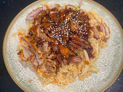 Yakimeshi con pato y salsa teriyaki
