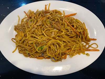 Tallarines salteados con pollo
