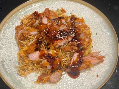 Yakisoba con pato y salsa teriyaki