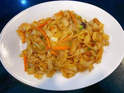Tallarines anchos de arroz estilo thai