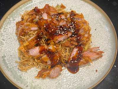 Yakisoba con pollo y salsa teriyaki