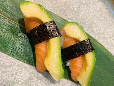 129:sushi salmón con aguacate