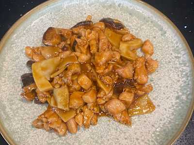 Pollo con bambú y setas chinas