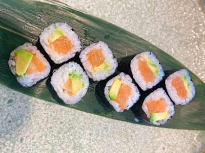117: maki salmon con aguacate