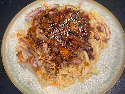 Yakimeshi con pollo y salsa teriyaki