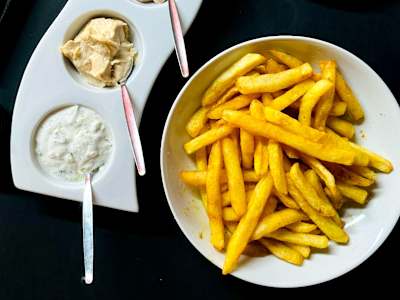 Patatas Fritas con Salsa Cheddar y Bacon