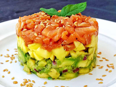 Tra2. Tartar Salmón con Aguacate Picante
