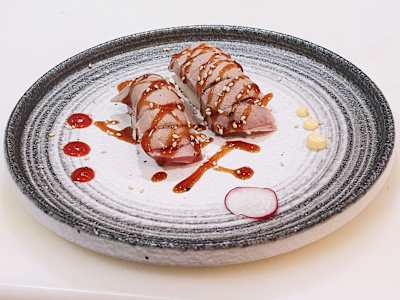 S1a. Nigiri atun flameado