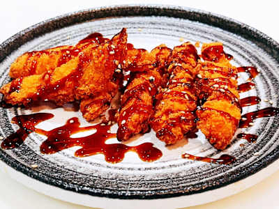 E8 tira de pollo con salsa teriyaki