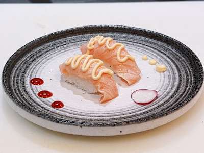 S2a. Nigiri salmón flameado