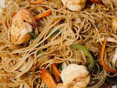 Fideos de Arroz Frito con Gambas