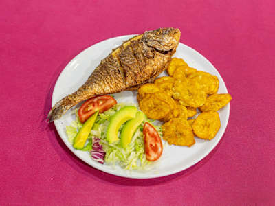 Pescado Frito al Estilo Boca Chica con Arroz Frito