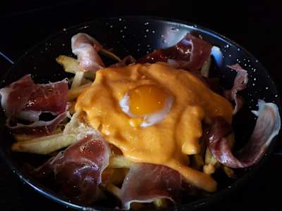 Huevos Rotos con Patata Casera y Jamón Ibérico y Salmorejo