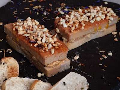 Foie Caramelizado con Crema de Turrón y Cacahuete Tostado