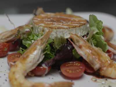 Ensalada Templada de Queso de Cabra, Langostinos y Salsa de Mostaza y Miel