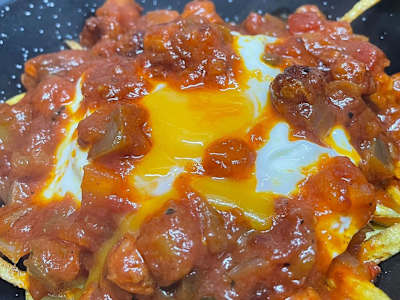 Huevos Rotos con Patata Casera y Chistorra de Arbizu y Pisto