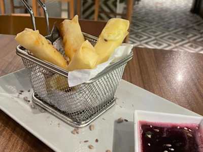 Sticks de Queso Brie con Salsa de Arándanos 4 Unidades