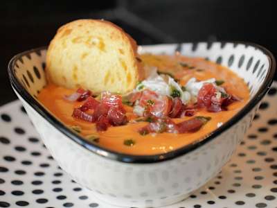 Salmorejo con Daditos de Ibérico y Huevo