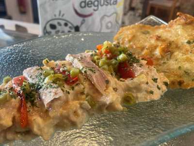 Ensaladilla Rusa con Ventresca y Tortilla de Camarón