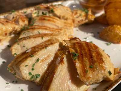 Pollo de corral marinado con salsa chipottle