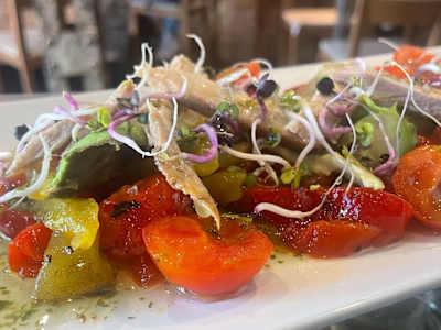 Pimientos asados con ventresca y aguacate