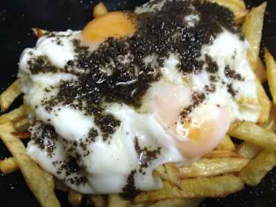 Huevos Rotos con Patata Casera y Trufa